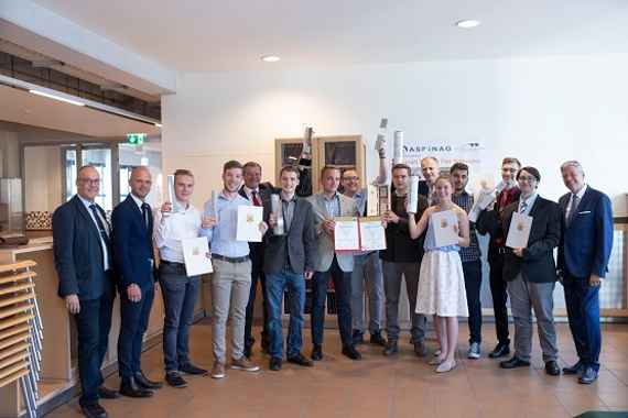 Elektrotechnik-Vorstand Walter Auernig, Bildungsdirektor Robert Klinglmair, Schulqualitätsmanager Axel Zafoschnig, HTL-Direktor Hubert Lutnik und LH Peter Kaiser mit den ausgezeichneten Schülerinnen und Schülern der HTL Mössingerstraße.
