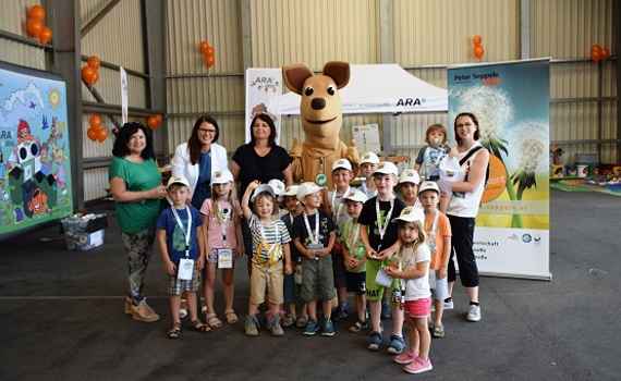 Mehrere Schulen und Kindergärten aus der Umgebung ließen sich den Ara4kids-Recyclingtag von GF Peter Seppele (2. von links) in Feistritz/Drau mit LR Sara Schaar (3. von links) und Gerlinde Duller (Bildungsdirektion Kärnten, 1. von links) nicht entgehen.
