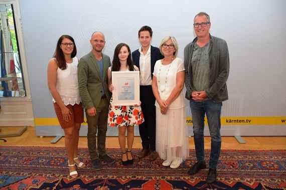 Landesrätin Sara Schaar (ganz links), Bildungsdirektor Robert Klinglmair (2. von links) und Seniorenbeauftragte Anna Moser (2. von rechts) gratulierten den Nachwuchsschauspielern Cori und Christof von der BHAK Villach.