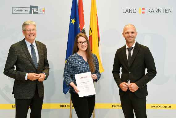 Urkundenübergabe an die LandesschülervertreterInnen. Am Bild (v.l.n.r.): LH Peter Kaiser, Stefanie Strutzmann (Landesschulsprecherin im AHS-Bereich) und Bildungsdirektor Robert Klinglmair.