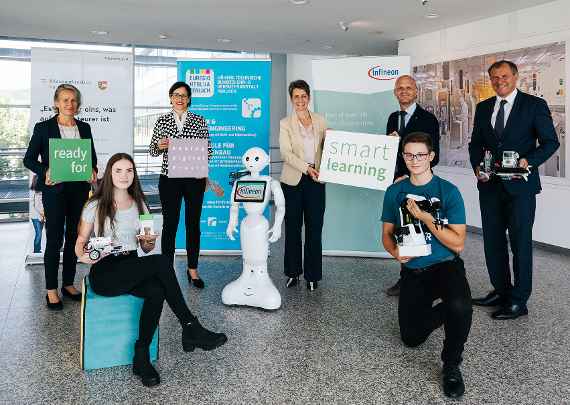 Die Smart Learning Klassen starten mit Zuwachs ins zweite Schuljahr v.l.n.r.:  Monika Grasser (Leiterin Fachrichtung „Robotik & Smart Engineering“ HTL Ferlach), Silke Bergmoser (Direktorin HTL Ferlach), Sabine Herlitschka (Vorstandsvorsitzende Infineon Austria), Robert Klinglmair (Kärntner Bildungsdirektor), Axel Zafoschnig (Bildungsregionsleiter), Infineon Roboter „Pepper“ umringt von zwei Schülern der HTL Ferlach. 