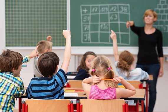 kinder melden sich im unterricht