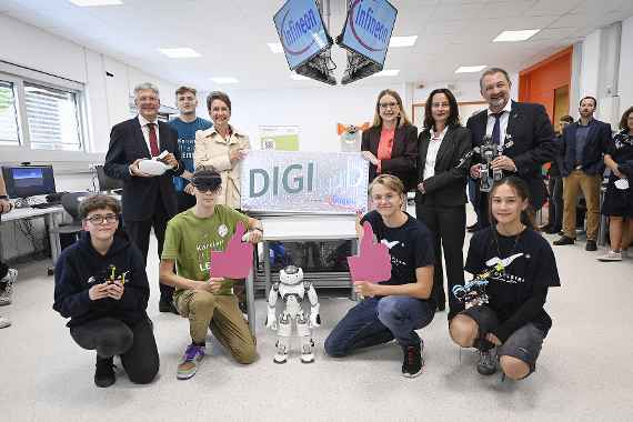 Infineon/ Helge Bauer
 Start des ãDigi-LabsÒ an der HTL Wolfsberg powered by Infineon

(S. Herlitschka, BM Schrambšck, LH Kaiser, Bildungsdirektorin Penz, Direktor HTL)