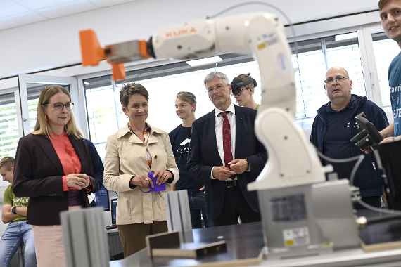 Infineon/ Helge Bauer Start des ãDigi-LabsÒ an der HTL Wolfsberg powered by Infineon(S. Herlitschka, BM Schrambšck, LH Kaiser, Bildungsdirektorin Penz, Direktor HTL)