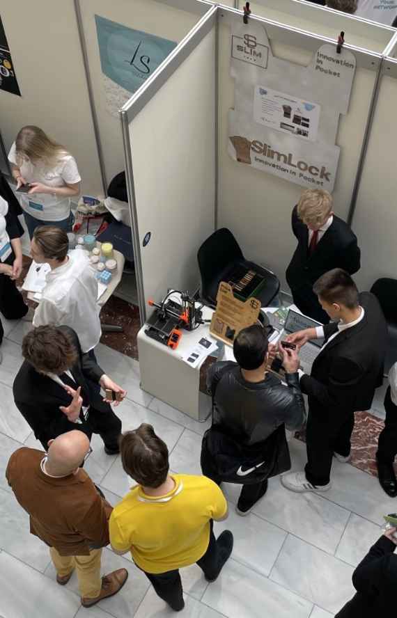 Beratungsgespräch am SlimLock-Messestand  (Foto: R. Allesch)