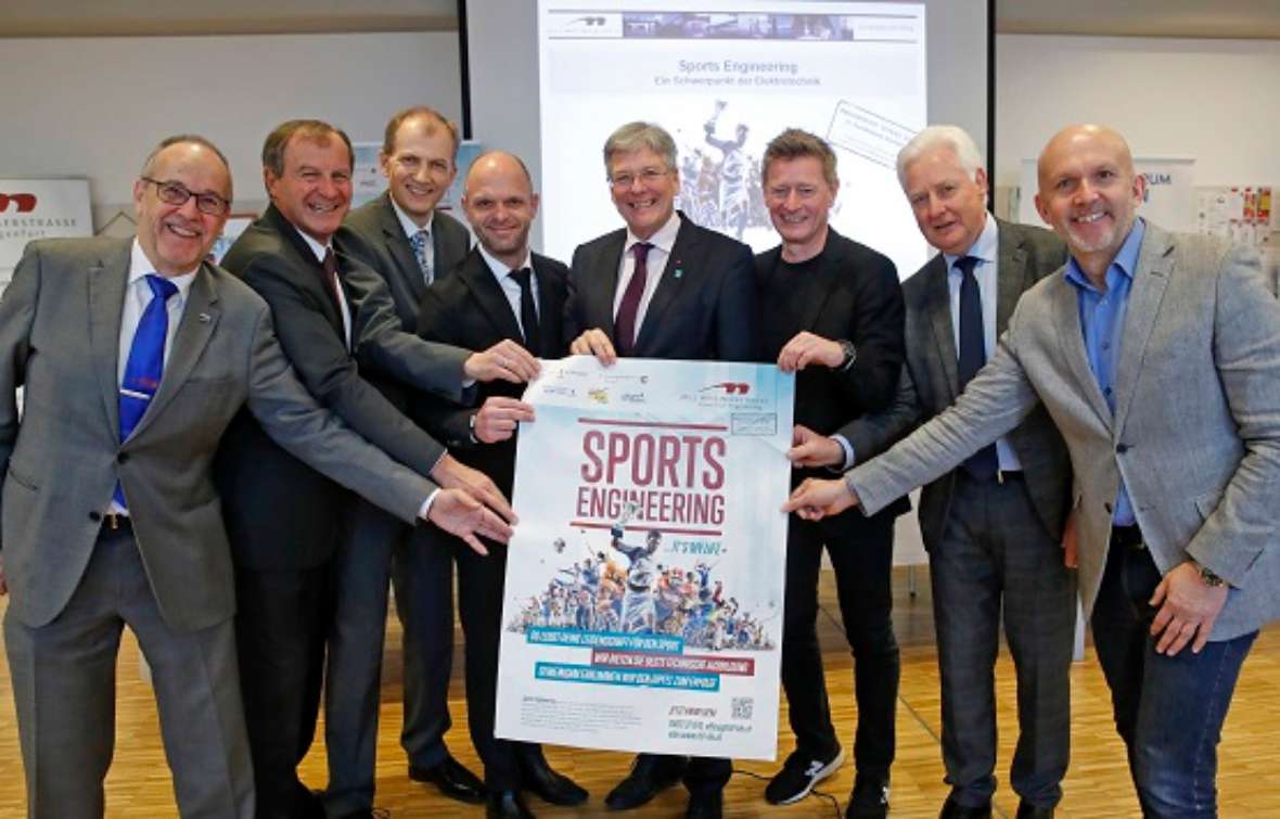 Pressekonferenz "Sports Engineering". Walter Auernig, Axel Zafoschnig, Hubert Lutnik, Robert Klingelmair, LH Peter Kaiser, Arno Arthofer und Walter Reichel bei der Präsentation Sports Engineering in der HTL Mössingerstrasse