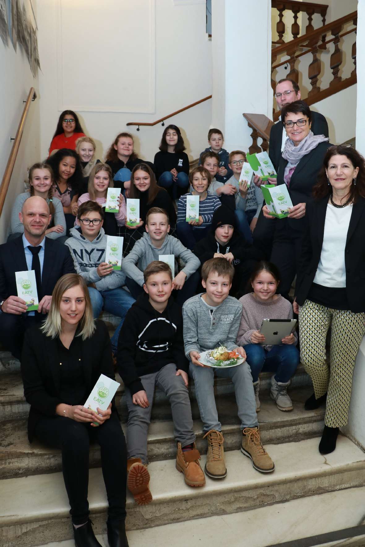 Bildungsdirektor Robert Klinglmair, Pia Polanšek (EATY-Projektleitung), LHStv.in Beate Prettner, Jörg Kerschbaumer (IMENDO Geschäftsführer) und Rektorin Gabriele Fenkart mit SchülerInnen des BRG Viktring