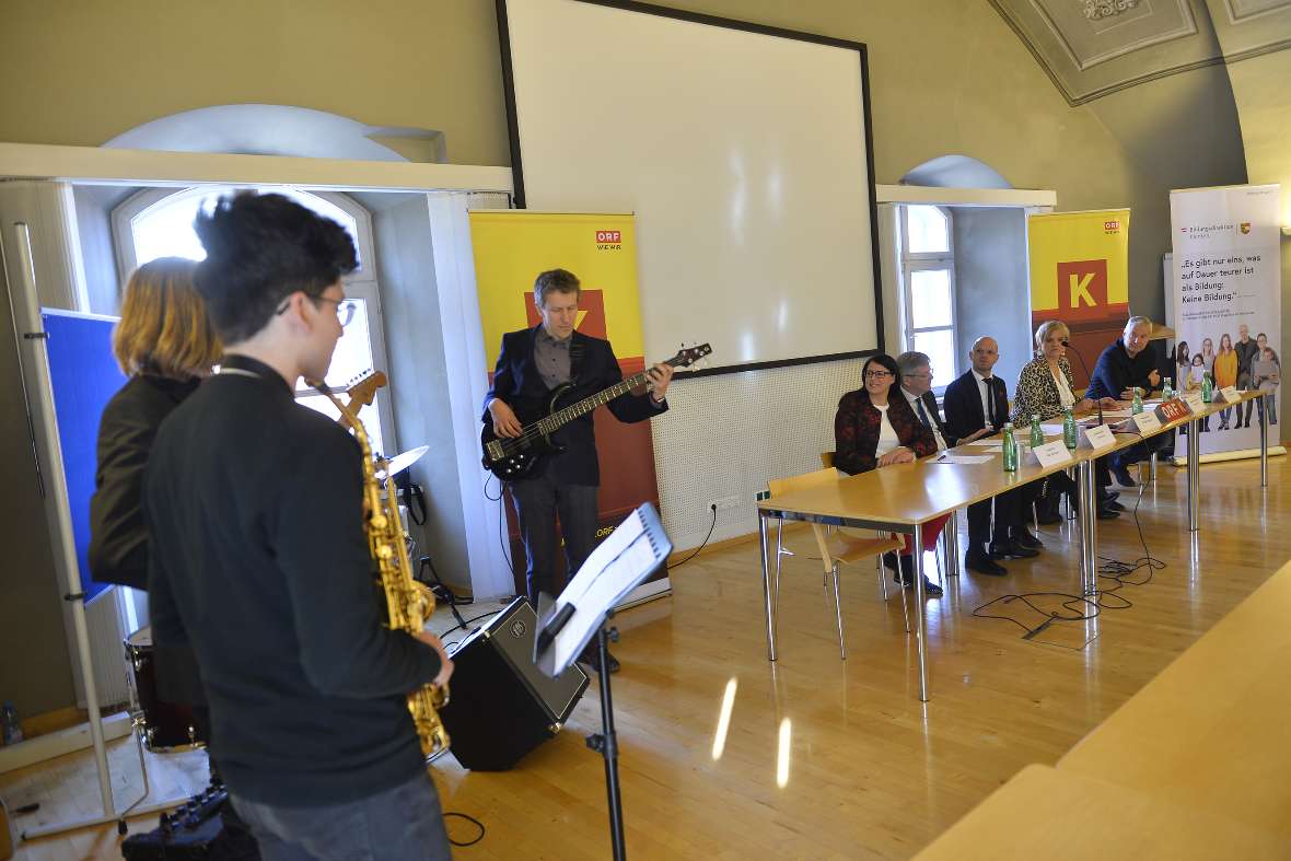 PK LIVE ON STAGE – von der Schulbank auf die Showbühne

Jazz Ensemble Viktring
LH Peter Kaiser
LR  Sara Schaar
Karin Bernhard
Robert Klinglmair
Bernhard Bayer
Martin Weberhofer