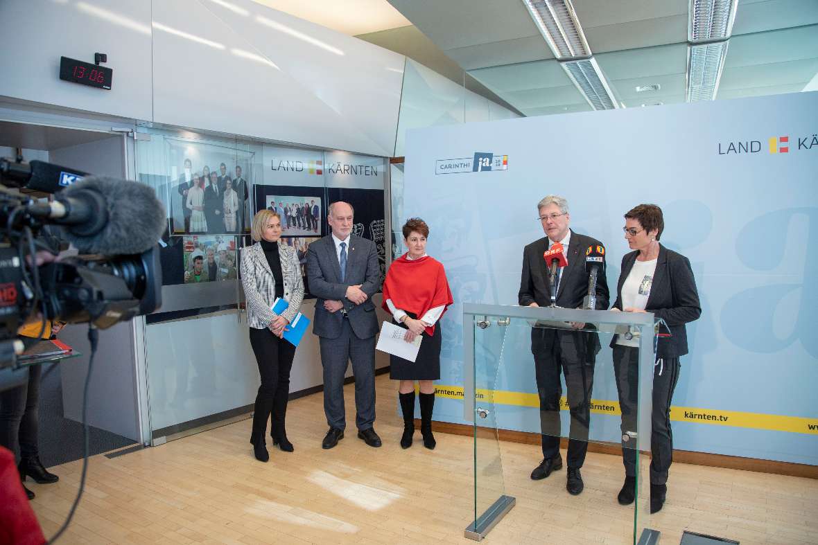 Susanne Prentner-Vitek von der Diakonie, Direktor Wilfried Hude von der Diözese,  und Beate Wanke Direktorin der GuK Schulen Kärnten  LH Peter Kaiser und LHStv. Beate Prettner bei der PK zur Pflegeausbildung mit Matura.