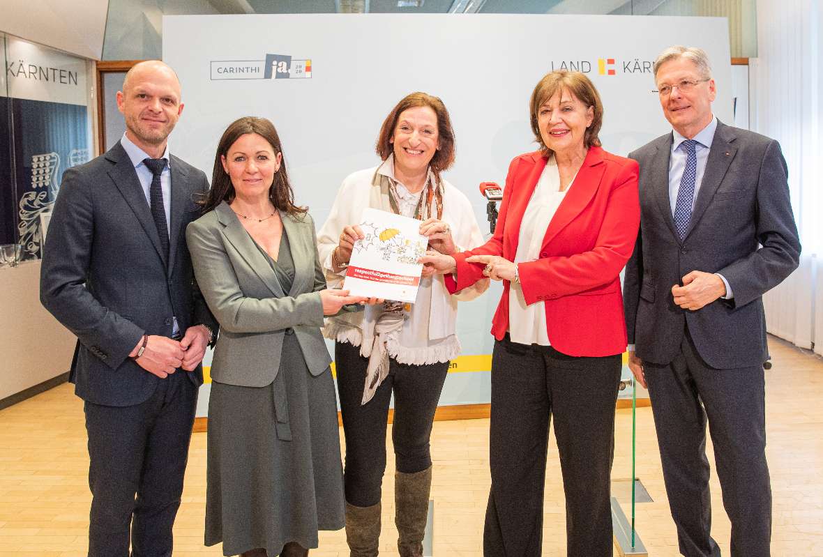 Pressekonferenz Gewalt-Präventionsprojekt für Kärntner Schulen ´respectful2gether@school´. Am Bild (v.l.n.r.): Bildungsdirektor Robert Klinglmair, Anna Gabalier, Sabine Oberzaucher-Riepl (PH Kärnten), PH-Rektorin Marlies Krainz-Dürr und LH Peter Kaiser.