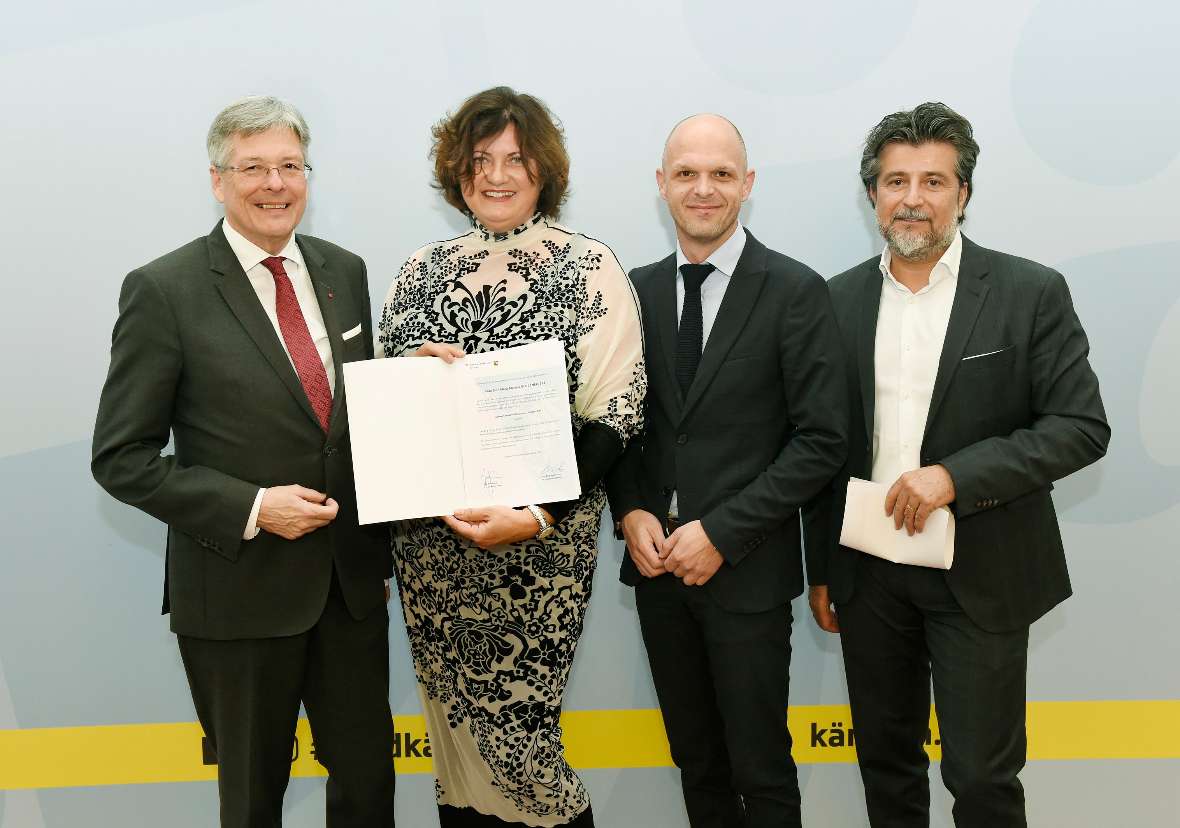 Dekretverleihung fŸr SchulleiterInnen und provisorische SchulleiterInnen im APS Bereich durch LH Dr. Peter Kaiser
LH Peter Kaiser, Dir. Maria Martina Glockner, BD Robert Klinglmair, LAbg. Stefan Sandrieser
©fritzpress