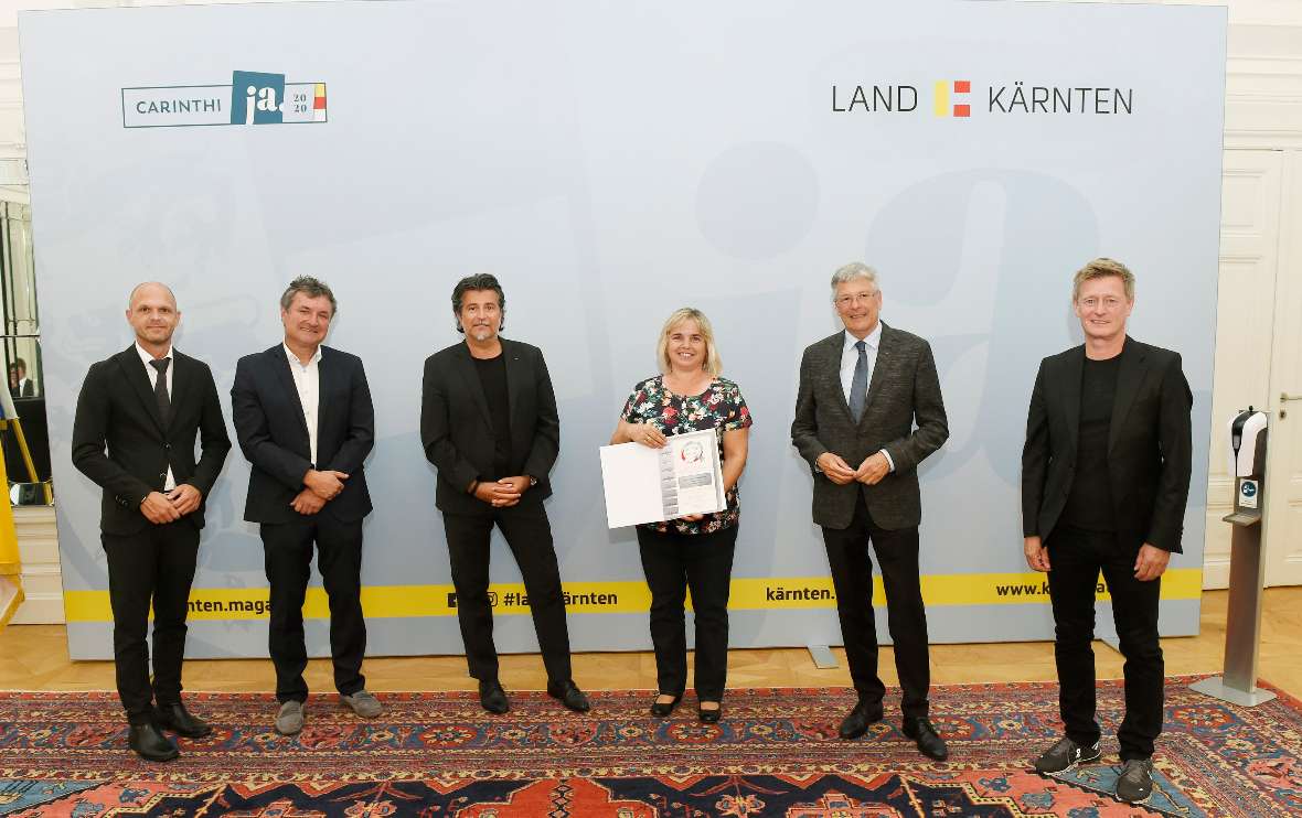 Schulsportgütesiegel-Verleihung des Landes Kärnten an besonders bewegungsfreundliche Kärntner Schulen. Am Bild (v.l.n.r.): Bildungsdirektor Robert Klinglmaier, Fachinspektor Hannes Wolf, LAbg. Stefan Sandriesser, Elisabeth Matschke, LH Peter Kaiser, Landessportdirektor Arno Arthofer.