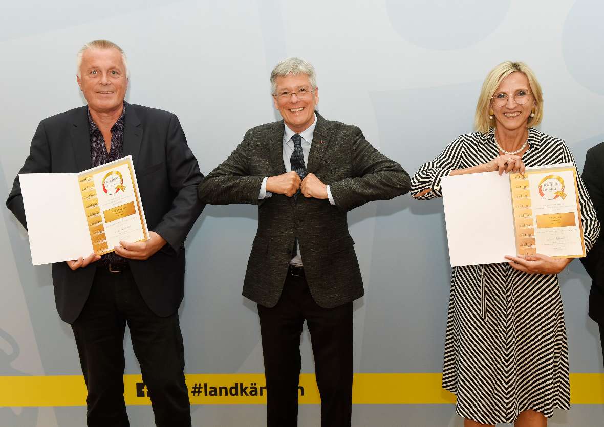 Schulsportgütesiegel-Verleihung des Landes Kärnten an besonders bewegungsfreundliche Kärntner Schulen. Am Bild (v.l.n.r.): Norbert Leitner, LH Peter Kaiser, Lydia Gasser.