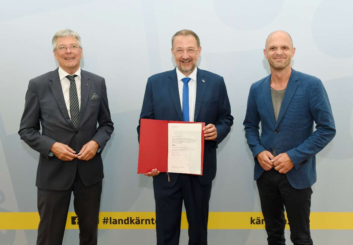 Verleihung von Landes- und Bundesauszeichnungen durch LH Dr. Peter Kaiser und LHStv.Dr. Beate Prettner
LH Peter Kaiser, Direktor JŸrgen Jantschgi, BDir. Robert Klinglmair
©fritzpress