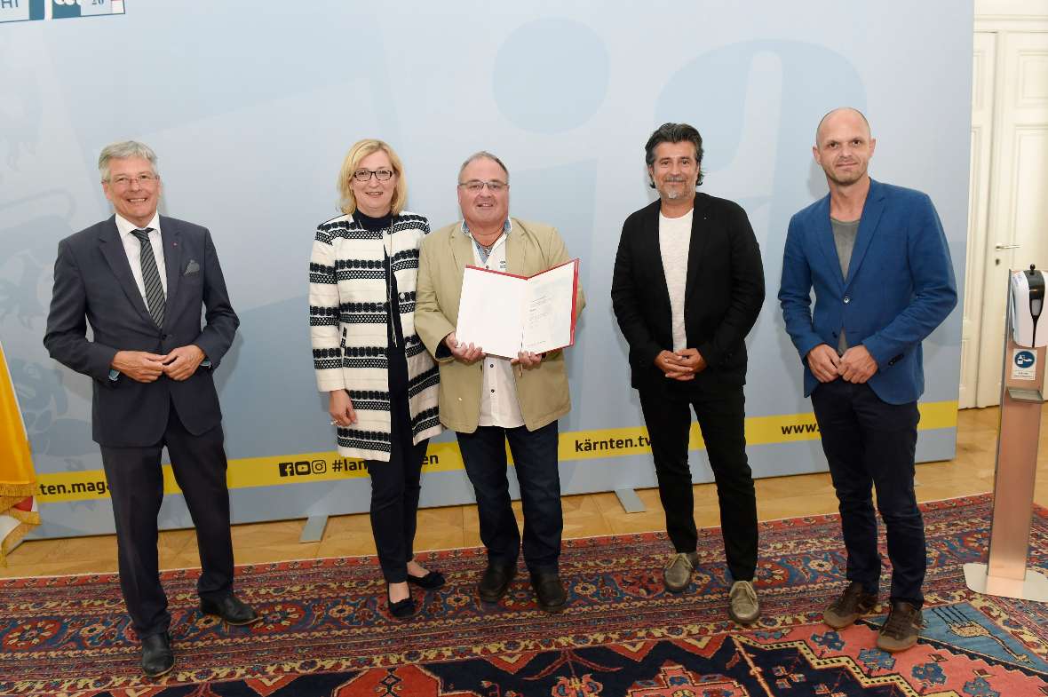 Verleihung von Landes- und Bundesauszeichnungen durch LH Dr. Peter Kaiser und LHStv.Dr. Beate Prettner
LH Peter Kaiser, Roland Mario DE ROJA mit Gattin, LAbg. Stefan Sandrieser, BDir. Rober Klinglmair
©fritzpress