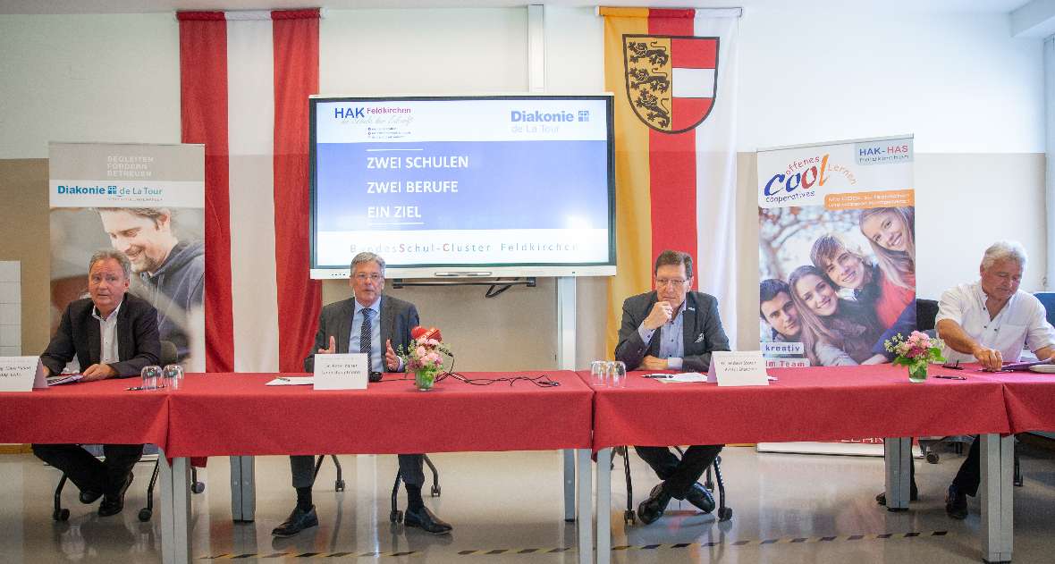 (c) 2020 - Pressekonferenz Bundesschulzentrum Feldkirchen, BMS fuer Soziales und Wirtschaft. - Bild zeigt: Klaus Haberl (Bildungdirektion), LH Peter Kaiser, Hubert Stotter (Diakonie) und Direktor Herwig Klautzer (BSC Feldkirchen).