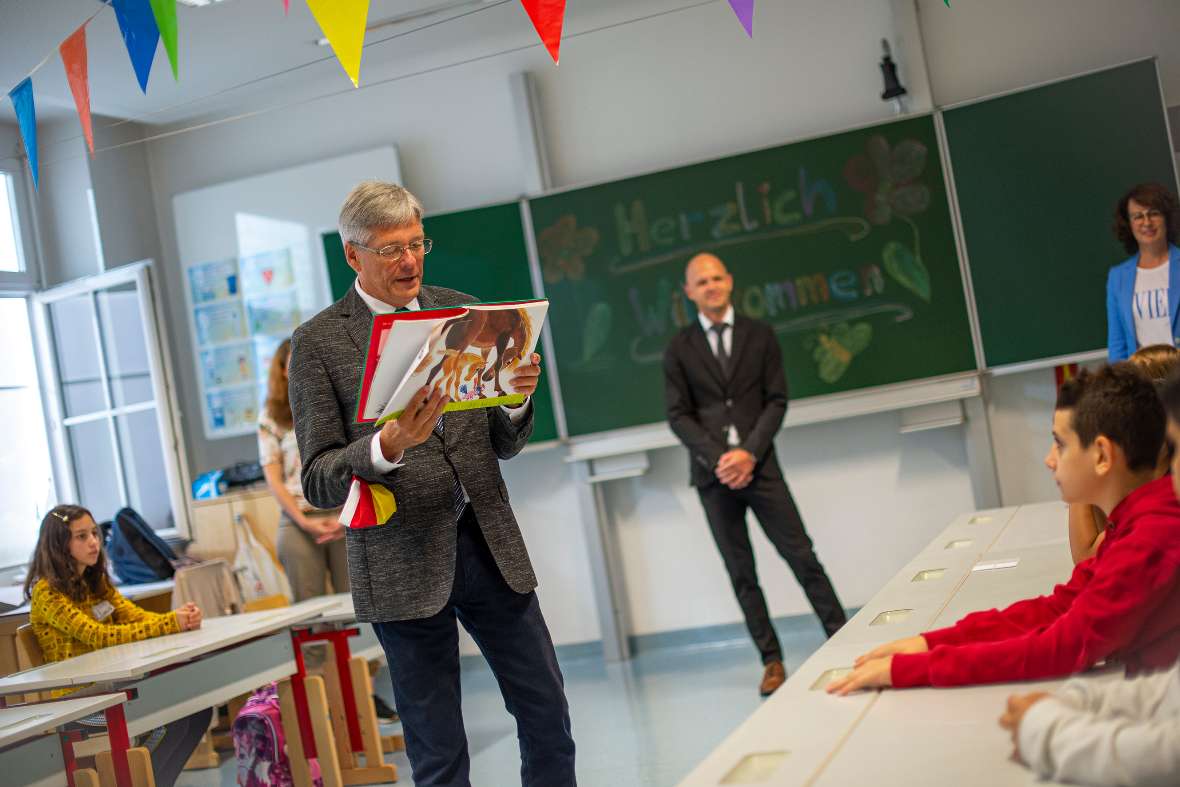 LPD Kärnten/HelgeBauer

Start der Kärntner Sommerschule - Besuch der VS 8 und NMS 6 in St. Peter durch Bildungsreferent Landeshauptmann Peter Kaiser

LH Peter Kaiser
BildungsDir. Robert Klinglmair
VD Dr. Hensel Angela
Leiterin der NMS 6, Mag. a Karoline Kurnig-Gruber