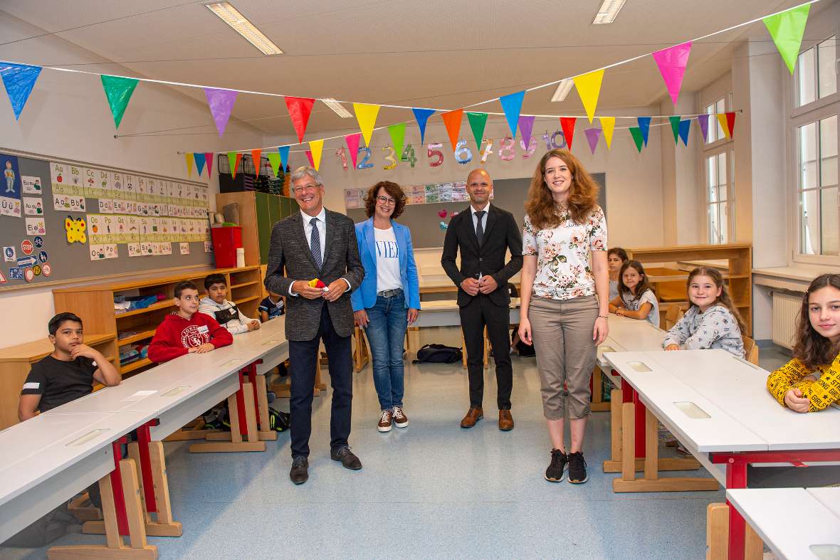LPD KŠrnten/HelgeBauer

Start der KŠrntner Sommerschule - Besuch der VS 8 und NMS 6 in St. Peter durch Bildungsreferent Landeshauptmann Peter Kaiser

LH Peter Kaiser
BildungsDir. Robert Klinglmair
VD Dr. Hensel Angela
Leiterin der NMS 6, Mag. a Karoline Kurnig-Gruber