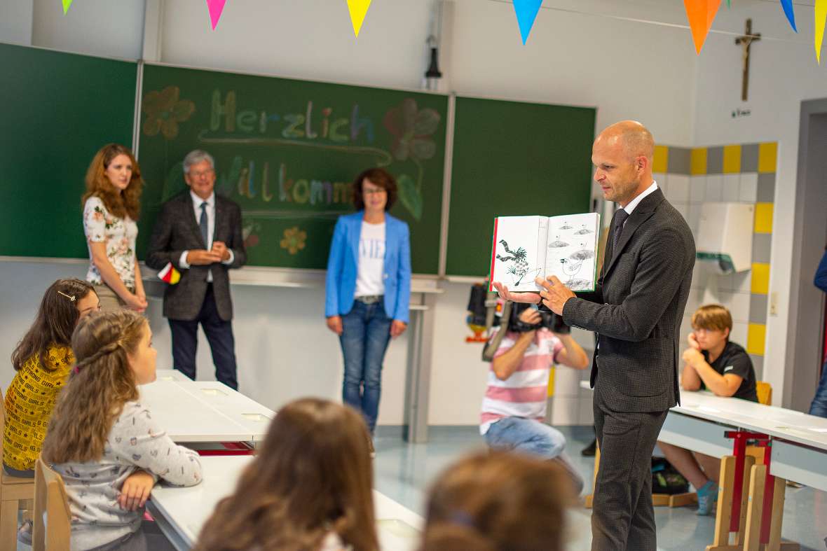 LPD Kärnten/HelgeBauer

Start der Kärntner Sommerschule - Besuch der VS 8 und NMS 6 in St. Peter durch Bildungsreferent Landeshauptmann Peter Kaiser

LH Peter Kaiser
BildungsDir. Robert Klinglmair
VD Dr. Hensel Angela
Leiterin der NMS 6, Mag. a Karoline Kurnig-Gruber