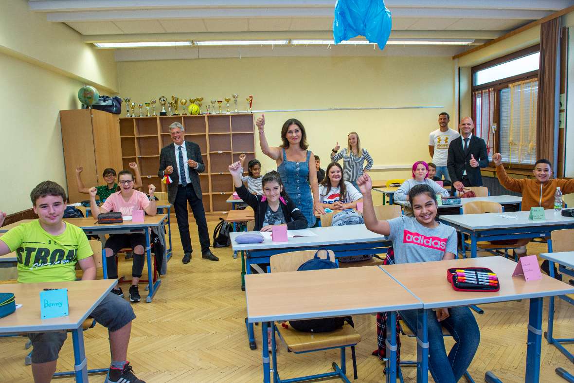 LPD Kärnten/HelgeBauer

Start der Kärntner Sommerschule - Besuch der VS 8 und NMS 6 in St. Peter durch Bildungsreferent Landeshauptmann Peter Kaiser

LH Peter Kaiser
BildungsDir. Robert Klinglmair
VD Dr. Hensel Angela
Leiterin der NMS 6, Mag. a Karoline Kurnig-Gruber