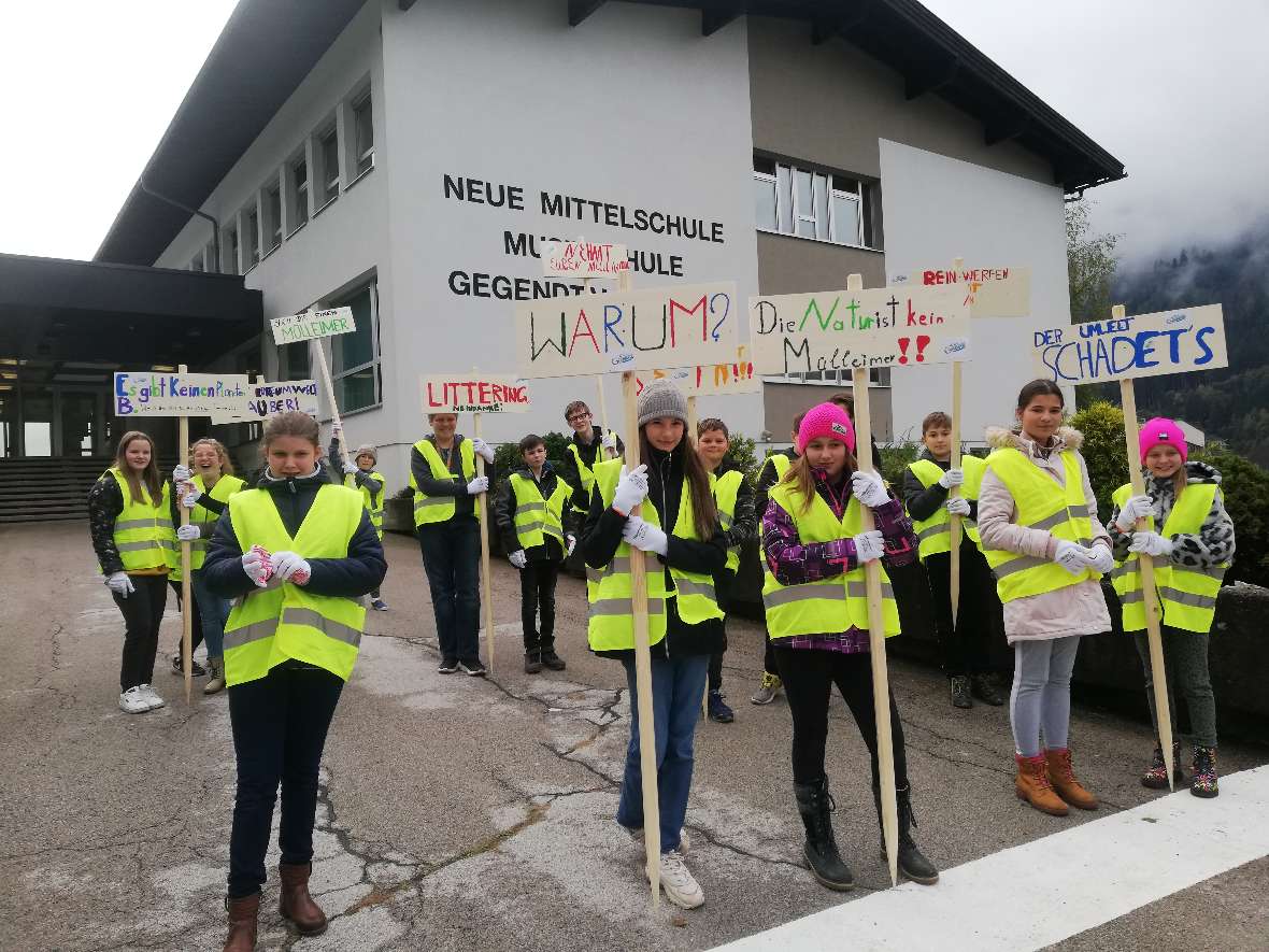 Schülerinnen und Schüler der Klasse 2b beim Abmarsch