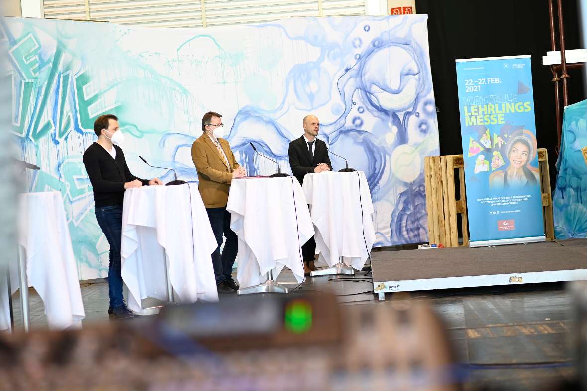 Bühne der virtuellen Lehrlingsmesse in der Messehalle Klagenfurt; mit Bgm.in Maria-Luise Matthiaschitz, LHStv.in Gaby Schaunig und LH Peter Kaiser sowie <br/>Robert Klinglmair,<br/>Peter Wedenig, Jürgen Mandl,Christoph Appe, Bernhard Erler und Wolfgang König;
