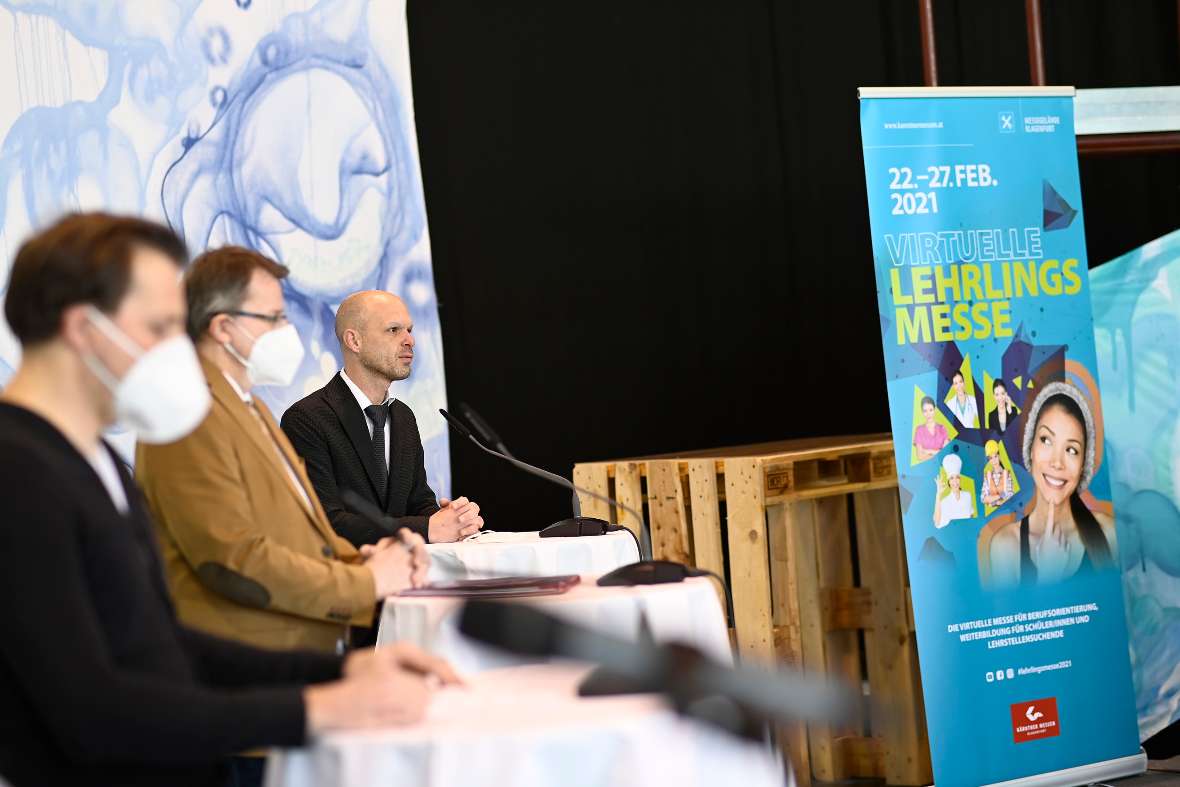 Bühne der virtuellen Lehrlingsmesse in der Messehalle Klagenfurt; mit Bgm.in Maria-Luise Matthiaschitz, LHStv.in Gaby Schaunig und LH Peter Kaiser sowie <br/>Robert Klinglmair,<br/>Peter Wedenig, Jürgen Mandl,Christoph Appe, Bernhard Erler und Wolfgang König;