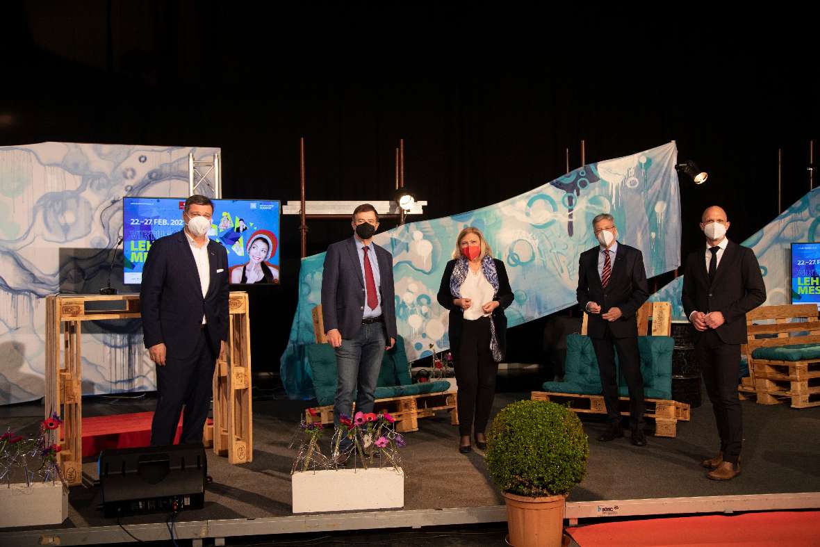 WK Präsident Jürgen Mandl, AK Präsident Günther Goach, Bgm Maria-Luise Mathiaschitz, LH Peter Kaiser und Bildungsdirektor Robert Klinglmair bei der Eröffnung der virtuellen Lehrlingsmesse.