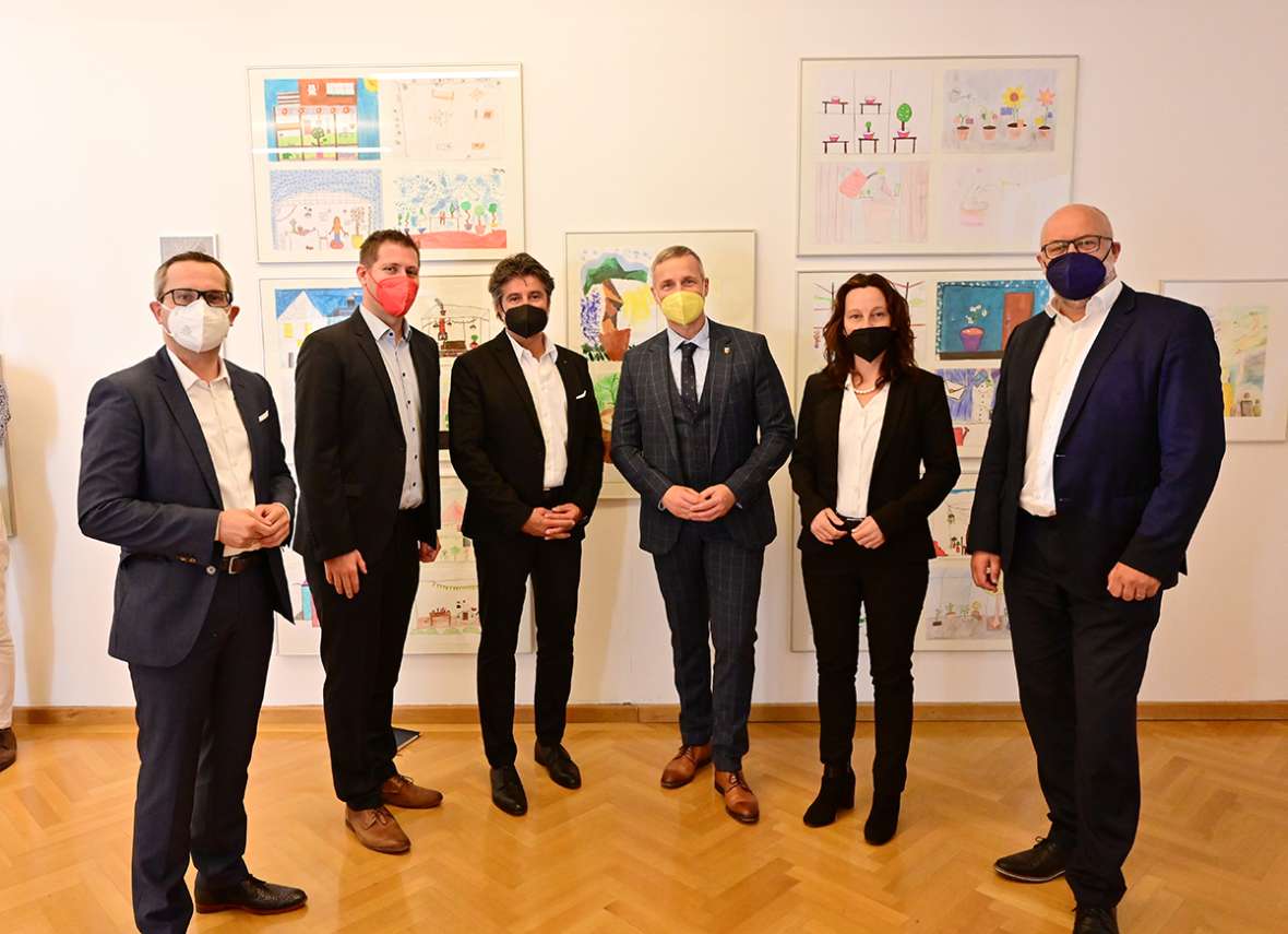 eröffnung der Ausstellung mit Werken aus einem Schülerwettbewerb mit Vzbgm Liesnig und StR Petritz
Stadtgalerie, Living Studio