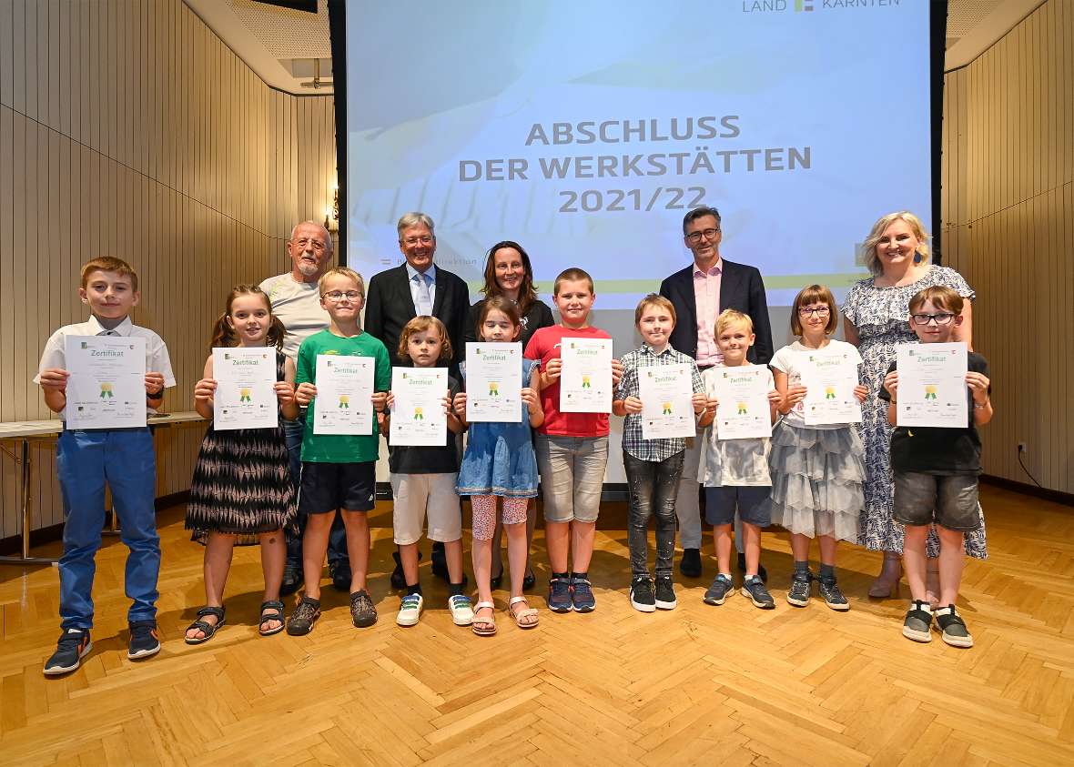 LPD/ Helge Bauer


Ehrung „Werkstätten der Begabungs- und Begabtenförderung“. LH Kaiser