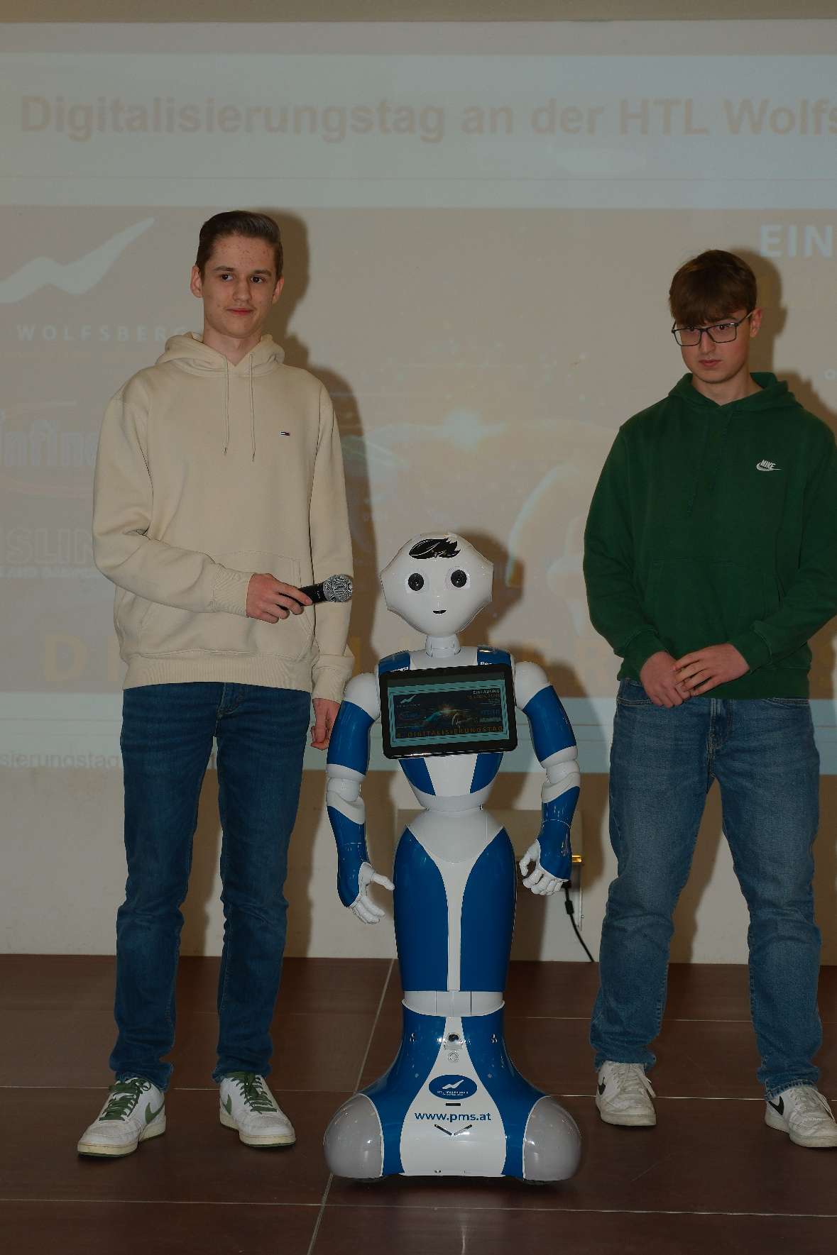 Begrüßungsinterview mit dem Roboter „Pepper“ mit Stefan Hatzenbichler & Felix Scheiber (4BHWII)
