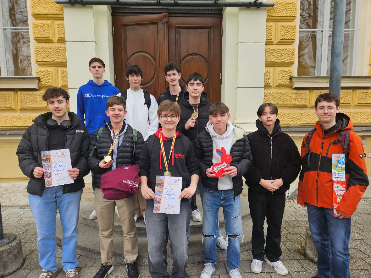 Foto4_beide Teams mit Urkunden und Geschenken