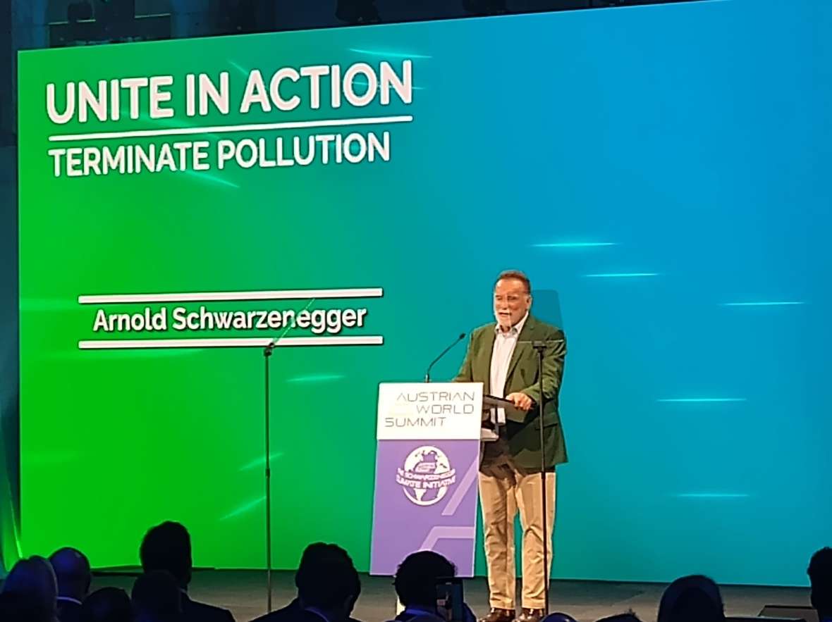 Foto Arnold Schwarzenegger bei der Begrüßung
