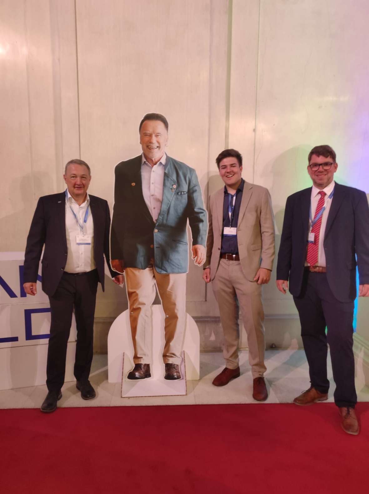 Foto mit Portrait von Arnold Schwarzenegger im Eingangsbereich der Hofburg 