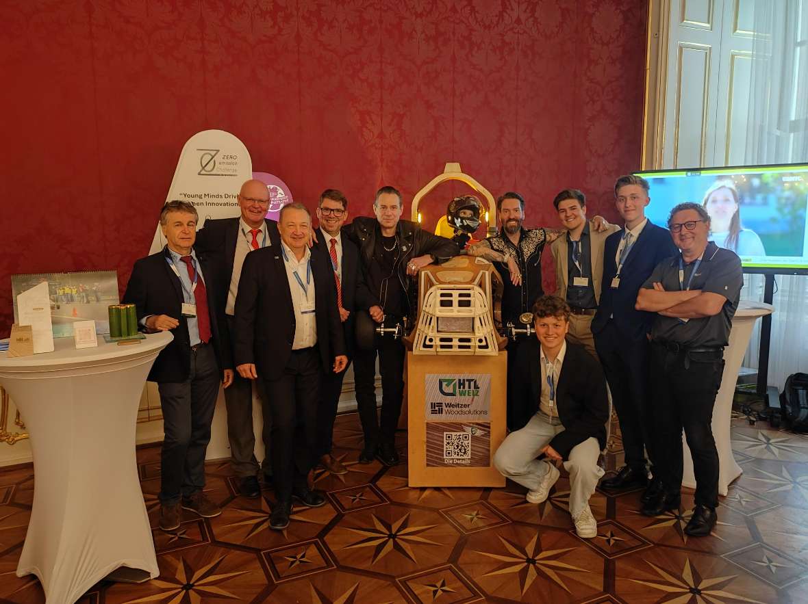 Vertreter der HTL´s mit „The HossBoss“ am Stand der Zero Emission Challenge