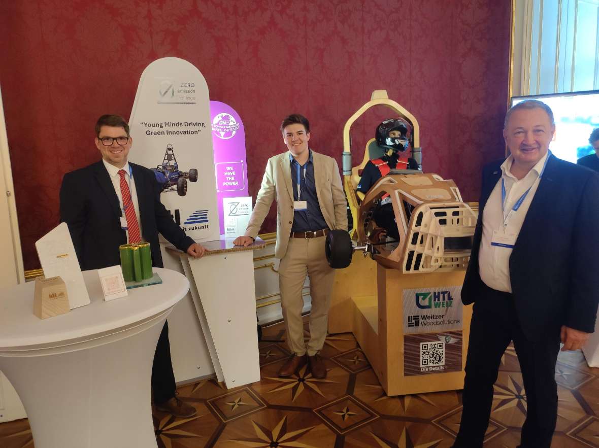 Vertreter der HTL Wolfsberg am Stand der Zero Emission Challenge in der Hofburg 