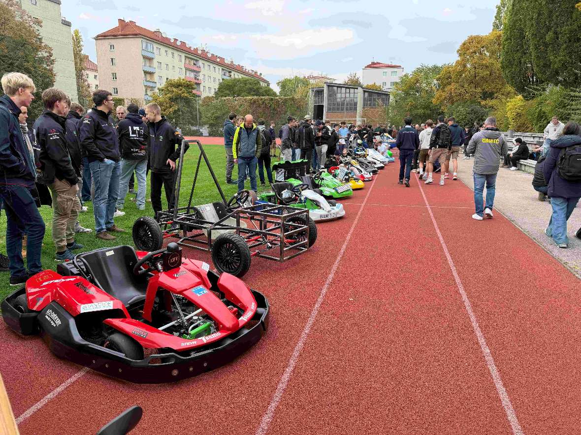 2025 10_ZEC_Teams vor Laufbahn_kl